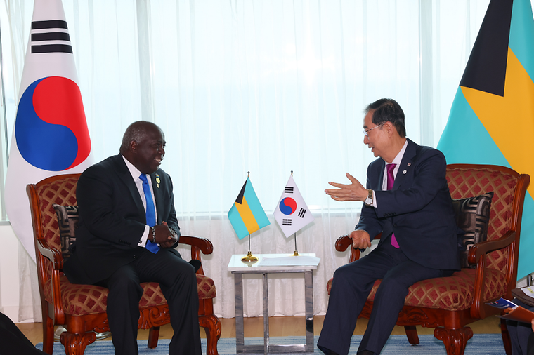 PM meets Prime Minister of Bahamas Philip Davis