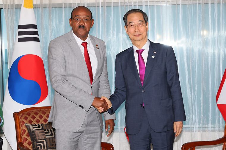 PM meets Prime Minister of Antigua and Barbuda Gaston Browne
