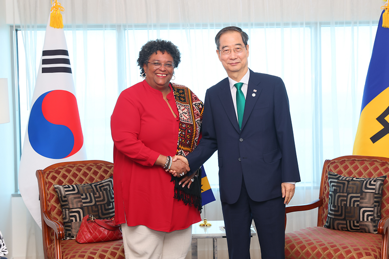 PM meets Prime Minister of Barbados, Mia Mottley
