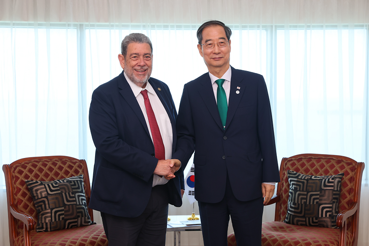 PM meets Prime Minister of Saint Vincent and the Grenadines, Ralph Gonsalves