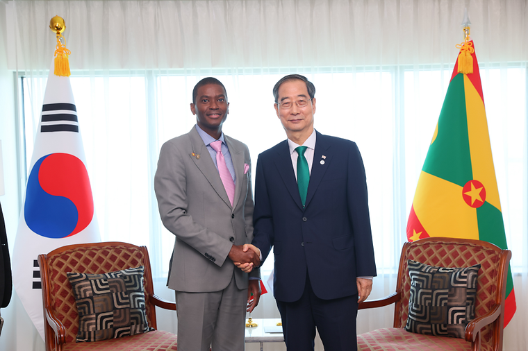 PM meets Prime Minister of Grenada, Dickon Mitchell