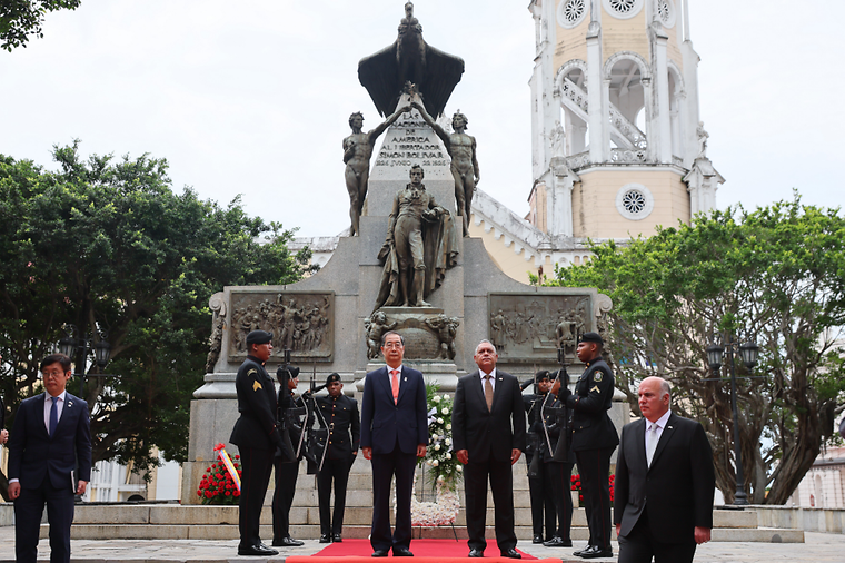 PM pays tribute flowers statue of South American independence hero Simon Bolivar