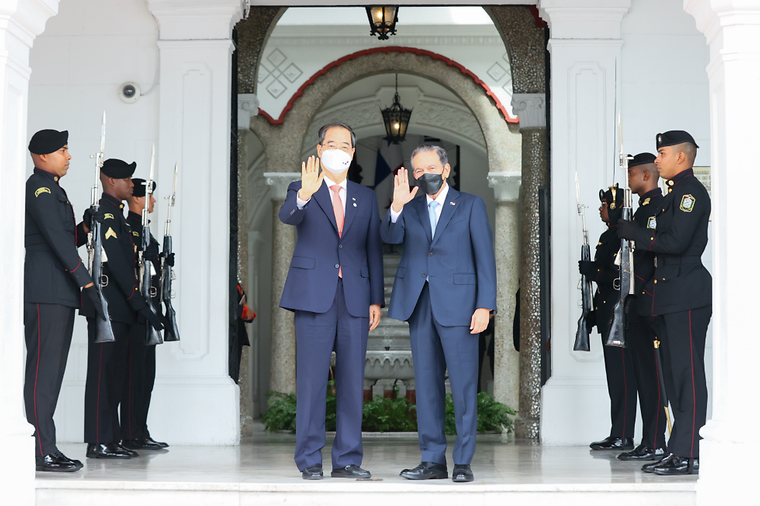 PM meets President of Panama, Laurentino Cortizo