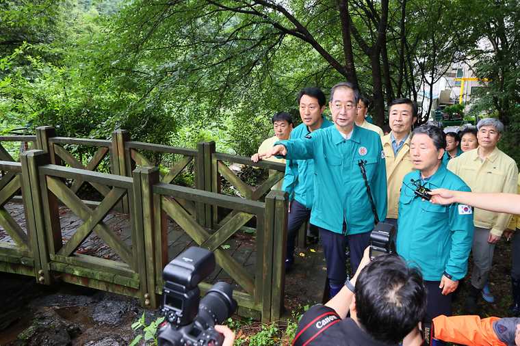 PM inspects preparedness for possible landslide