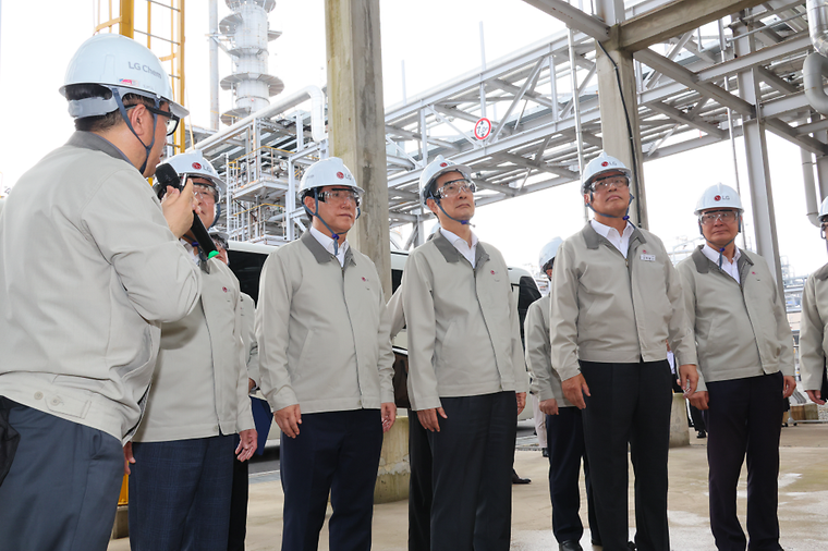 PM visits LG Chem plant