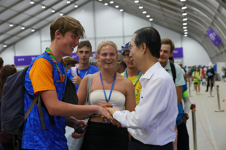 PM inspects World Scout Jamboree