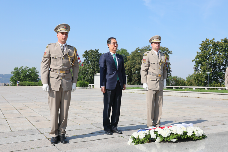 PM visits Tomb of the Unknown Soldier in Prague