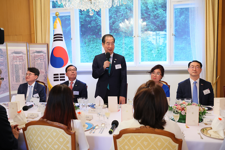 PM meets Korean residents in Czech