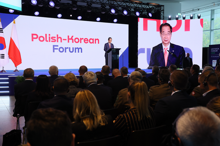 PM attends S. Korea-Poland forum