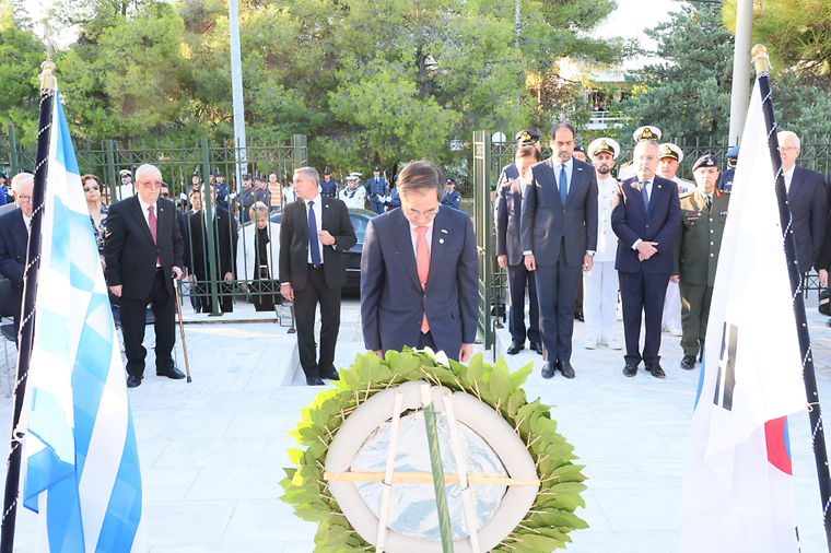 그리스 한국전 참전 기념비 헌화