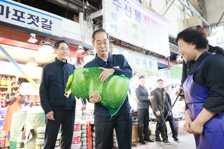 PM visits agricultural market