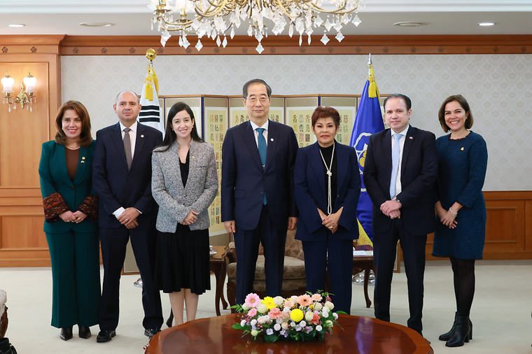 PM meets Central American vice FMs