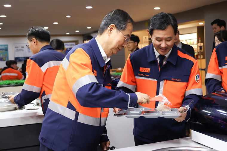 PM lunch with workers 