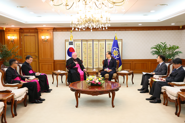 PM meets Vatican's top diplomat