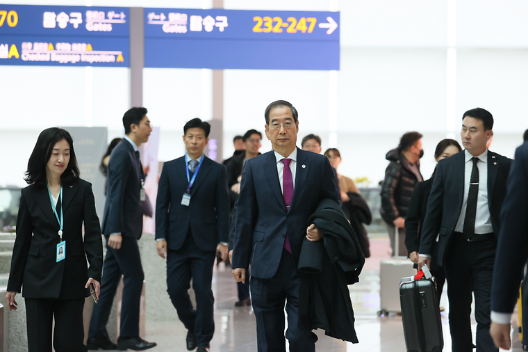 PM departs S. Korea for Expo bid