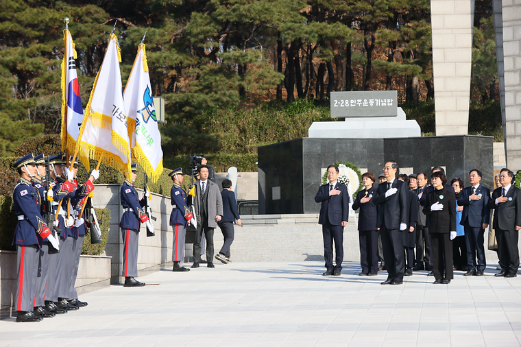 제64주년 2·28 민주운동 기념탑 참배