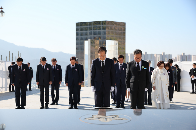 국립 3·15 민주 묘지 참배