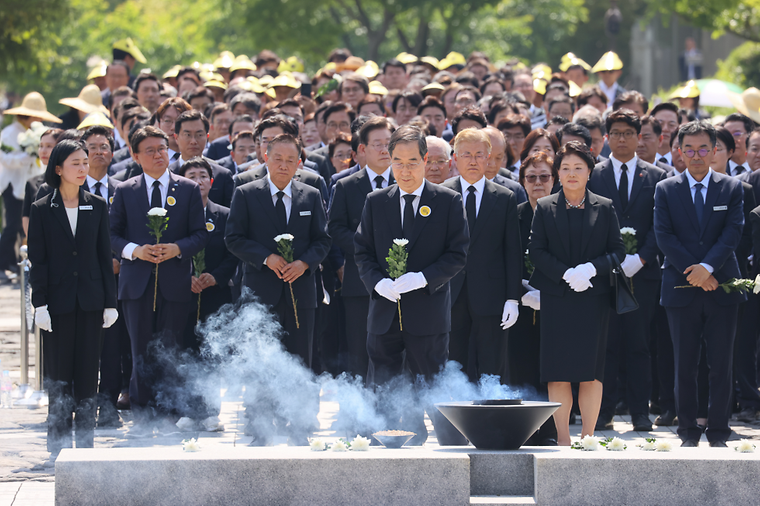 Memorial service held for ex-President Roh Moo-hyun