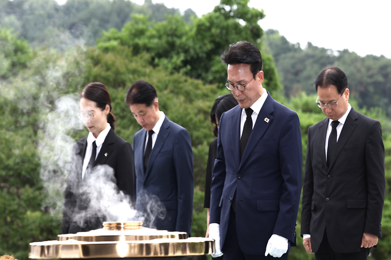 PM visits nat'l cemetery 