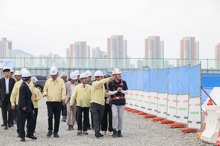 PM visits construction site