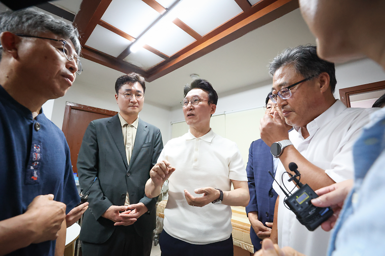 PM visits flophouse area