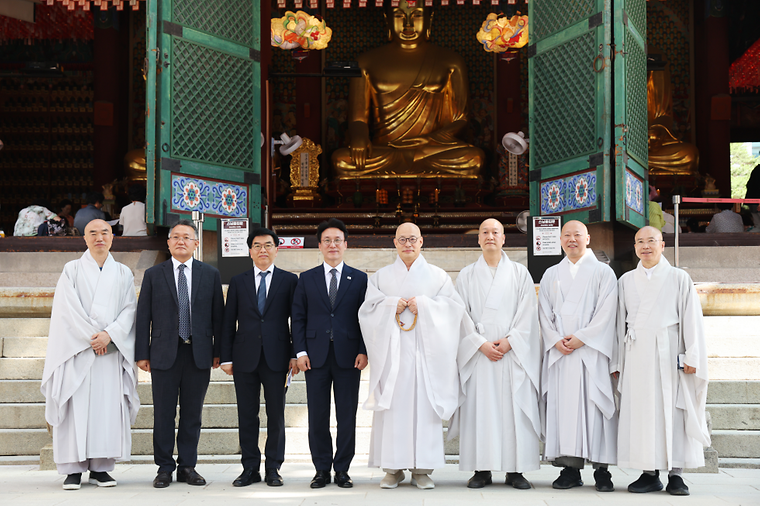 PM meets Buddhist leader