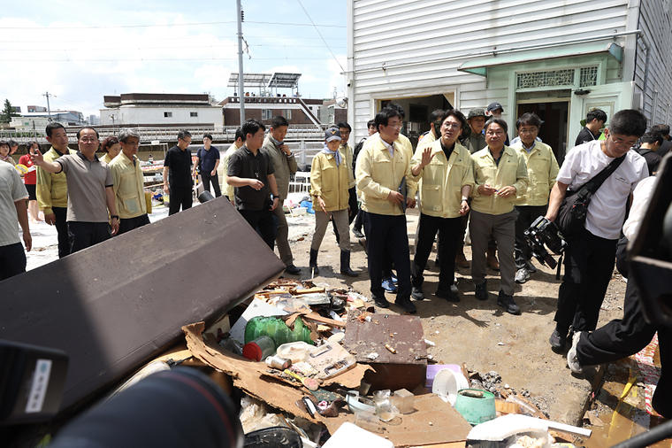 PM inspects flood damage site