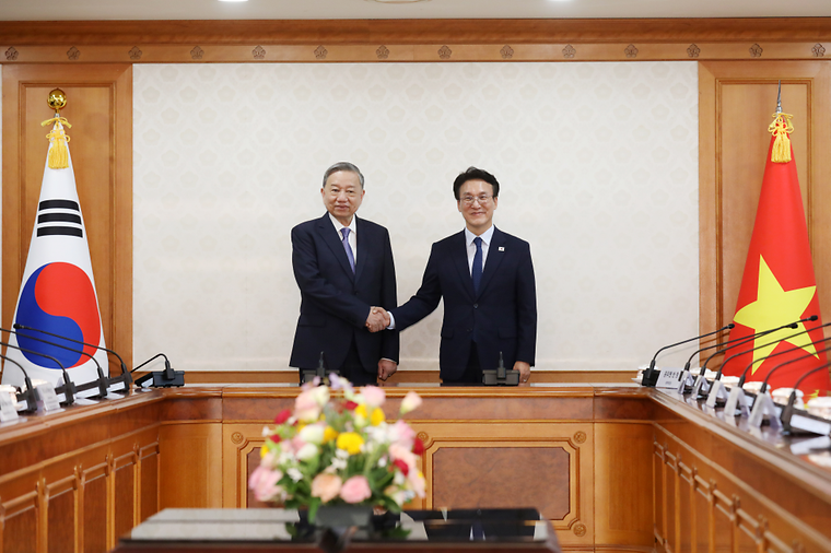 PM meets To Lam, secretary general of Vietnam's Communist Party