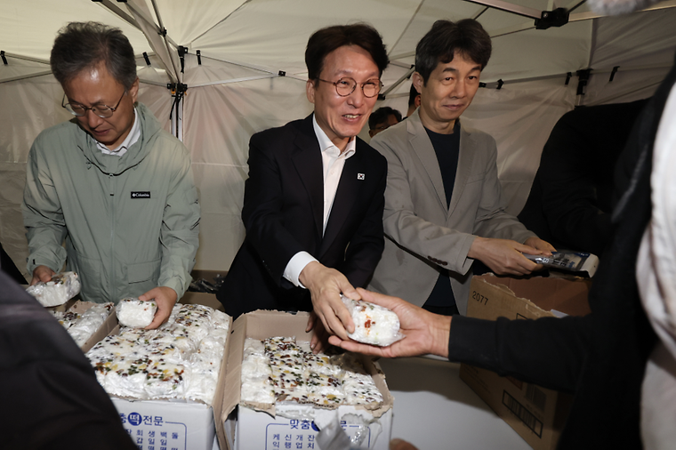 PM Kim visits market for day laborers