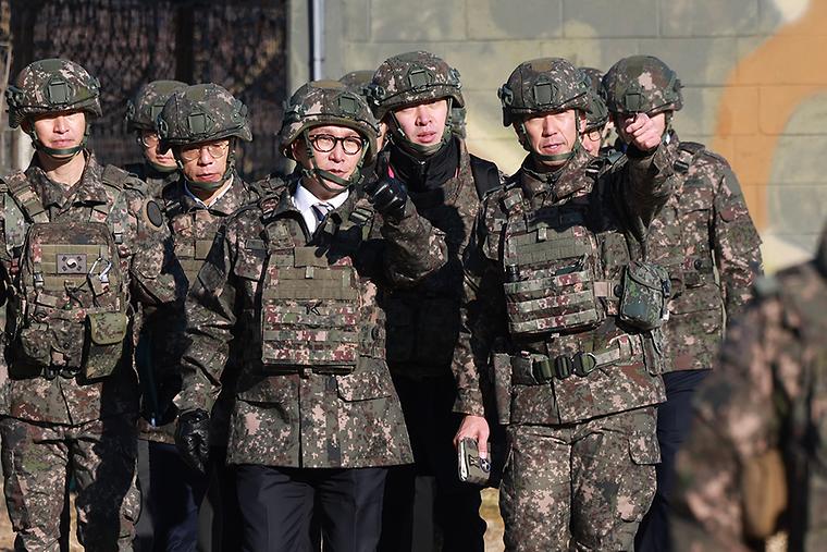 PM visits front-line Army unit