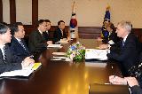 빌트 스웨덴 외교장관 접견