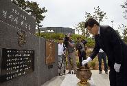 황 총리, 평화공원 헌화 및 분향