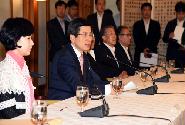 황 총리, 중견기업 대표 오찬간담회 주재