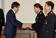 황 총리, 우수공무원 공로패 수여 