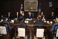 황 총리, 우수공무원 공로패 수상자 환담