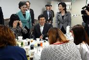 황 총리, 학교밖 청소년지원센터 방문 