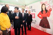 황교안 총리, 제6회 대한민국 나눔대축제 전시부스 참관