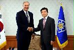PM meets Washington governor in Seoul