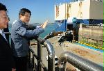 Hwang Kyo-ahn visits carmaker's export pier