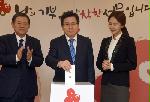 Hwang makes donation to charity group