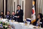 PM meets Korean residents in Mongolia