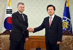 Hwang meets Hungarian parliamentary leader