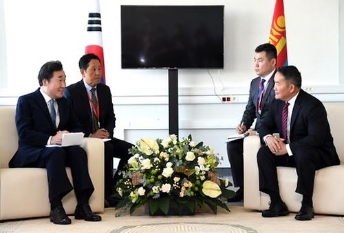 PM meets with Mongolian president