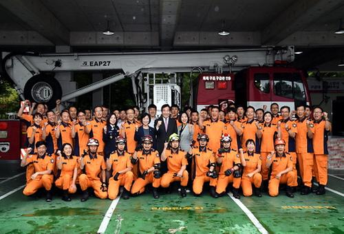 PM visits fire station ahead of holiday