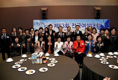 이낙연 국무총리가 31일 강남구 코엑스에서 '평화와 번영, 양성평등으로!'를 주제로 열린 제53회 전국여성대회 개회식에 참석, 연설 및 참석자들과 기념촬영을 하고 있다.