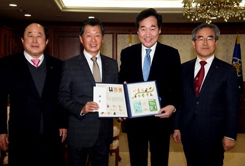 Prime minister given Christmas seals