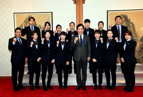 PM meets female ice hockey players