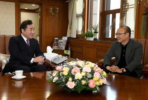 PM meets Vietnam football coach