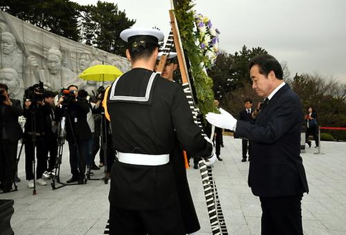 PM pays tribute to democratic fighters of 1960 demonstration
