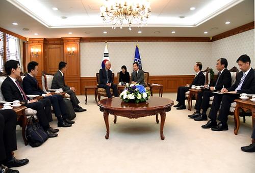 PM meets Singapore Former Prime Minister Goh Chok Tong